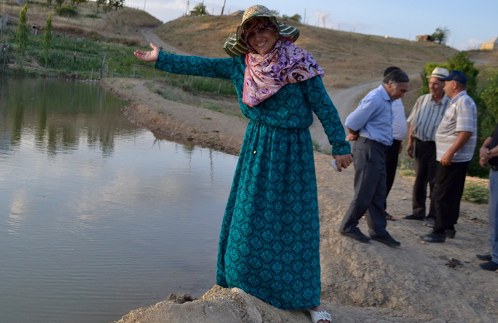 Üz-gözünü bağlayıb kənd işi görən müğənnimiz - FOTO