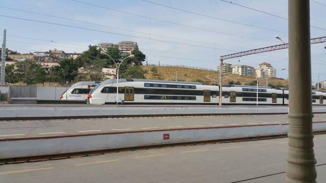 Yeni qatarın "siftəsi": şüşəsini qırdılar - FOTO