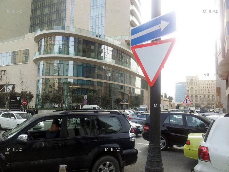 Аварии на центральной улице Баку предотвратят установкой знака – ФОТО