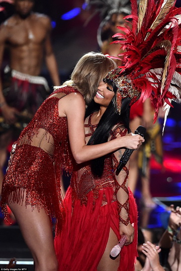 Тейлор Свифт и Никки Минаж устроили грандиозное открытие MTV VMA - ФОТО