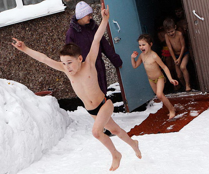 В России 3-летних детей обливают ледяной водой при минус 30 градусах - ФОТО