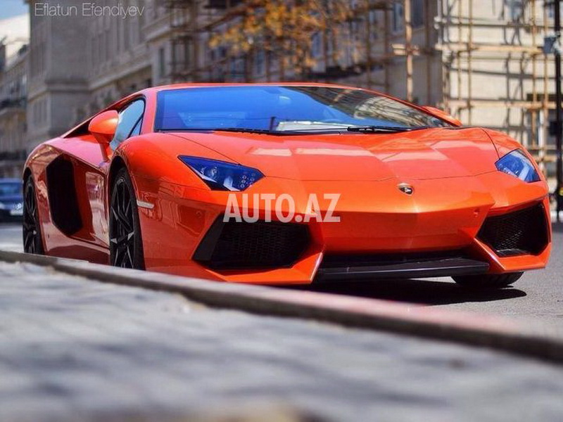 "Lamborghini" разъезжает по улицам Баку без номерных знаков - ФОТО