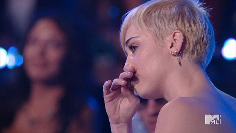 Конфузы, яркие шоу и победители церемонии MTV - ФОТО