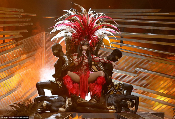 Тейлор Свифт и Никки Минаж устроили грандиозное открытие MTV VMA - ФОТО