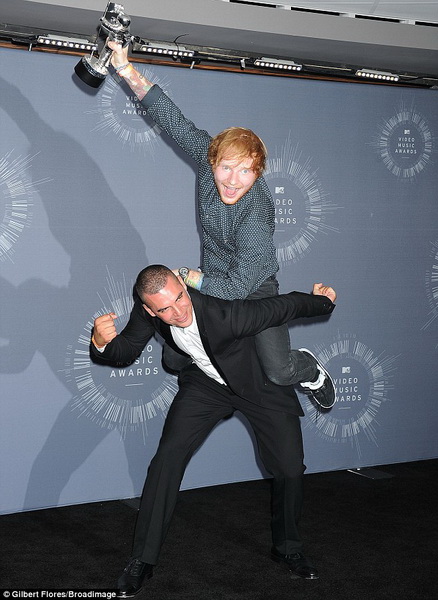 Конфузы, яркие шоу и победители церемонии MTV - ФОТО