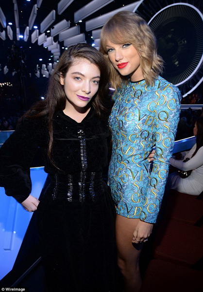 Конфузы, яркие шоу и победители церемонии MTV - ФОТО