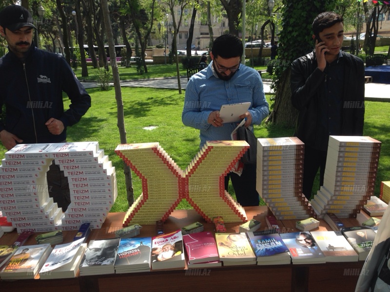 Bakının musiqi bağında ümid, sevinc və kədər satılır - FOTO