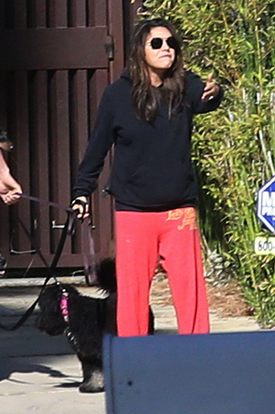 Папарацци довели беременную Милу Кунис до истерики - ФОТО