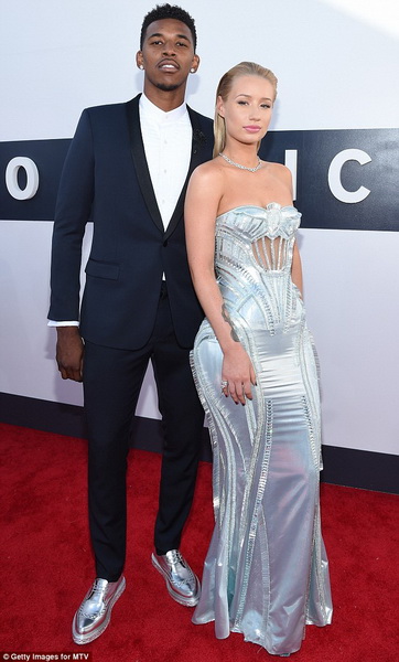 ДжейЛо, Бейонсе и все звезды на красной дорожке MTV - ФОТО