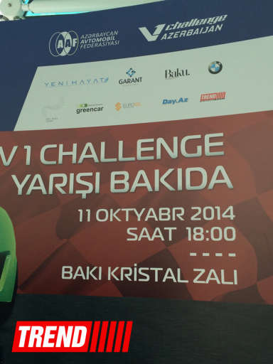Автомобиль-участник соревнований "V1 Challenge Azerbaijan" выставлен в бакинском торговом центре - ФОТО