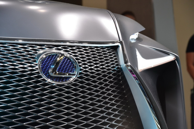 Концептуальный кроссовер Lexus прозвали "скомканной бумажкой" - ФОТО