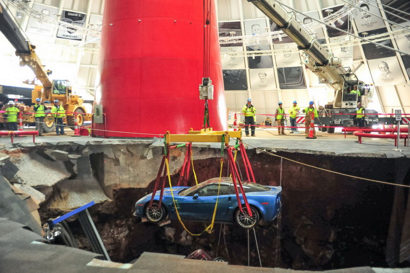 Как музейные “Шевроле” провалились под пол - ФОТОСЕССИЯ