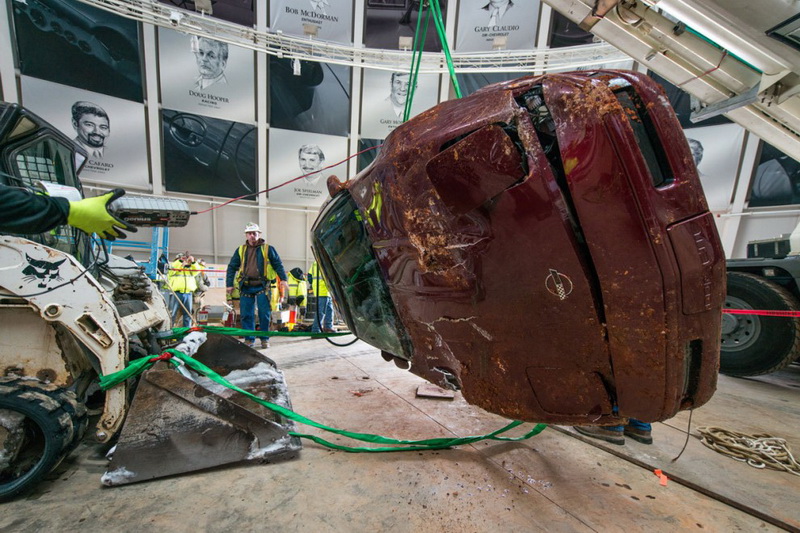 Как музейные “Шевроле” провалились под пол - ФОТОСЕССИЯ