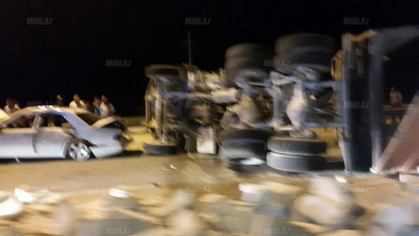 Bakı-Ələt yolunda "KamAz"la "Mercedes" toqquşdu, tıxac yarandı - FOTO