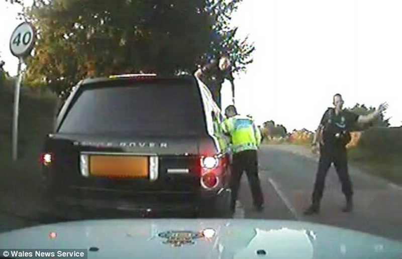 Полицейский, ставший Интернет-мемом, получил 440 000 фунтов стерлингов – ФОТО – ВИДЕО