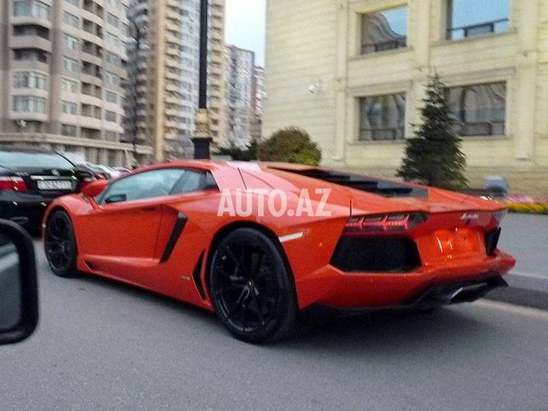 "Lamborghini" разъезжает по улицам Баку без номерных знаков - ФОТО