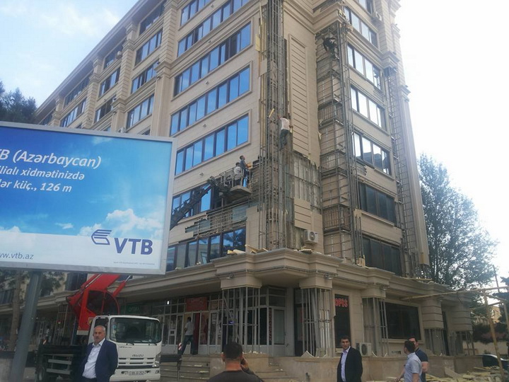 В Баку снимают облицовку с домов - ФОТО
