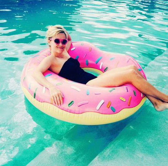 Жаркие фото звезд в купальниках - ФОТО