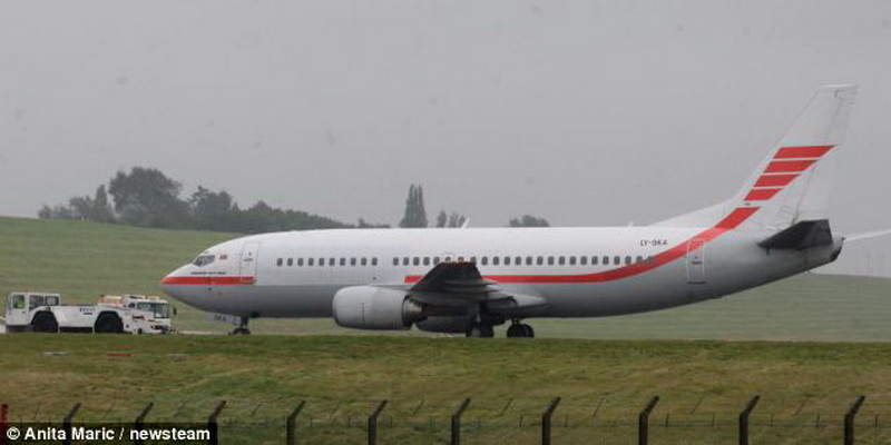 В США самолет выкатился за взлетную полосу - ФОТО