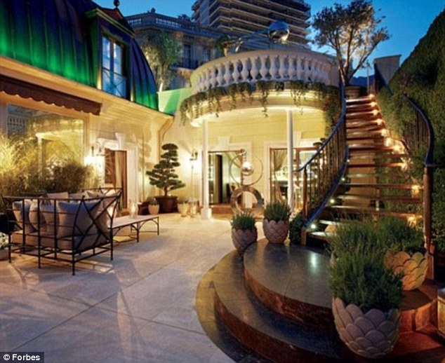 Жена миллиардера судится с мужем за дорогие особняки - ФОТО