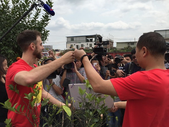 Невероятная история о том, как украденный iPhone изменил их жизнь - ФОТО