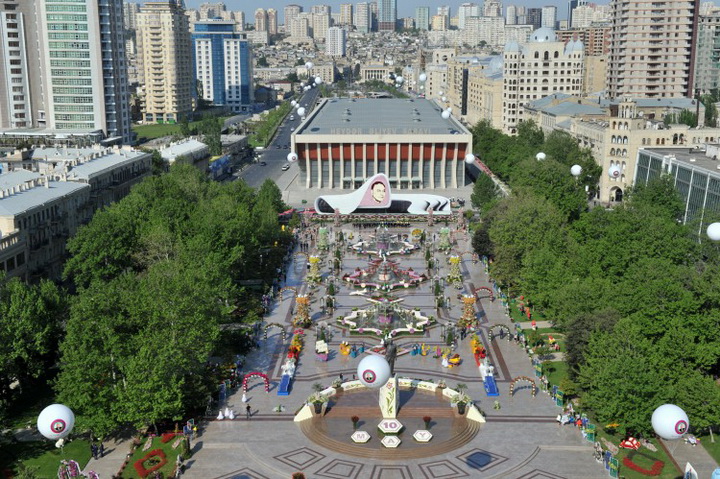 Президент Ильхам Алиев и его супруга Мехрибан Алиева приняли участие в Празднике цветов в Баку - ОБНОВЛЕНО - ФОТО - ВИДЕО