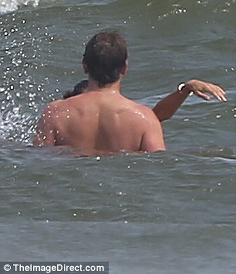 Ирина Шейк и Брэдли Купер отдались чувствам на пляже - ФОТО