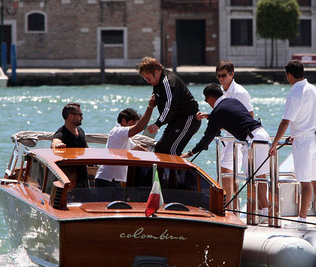 Элтон Джон провел незабываемый отдых с семьей - ФОТО