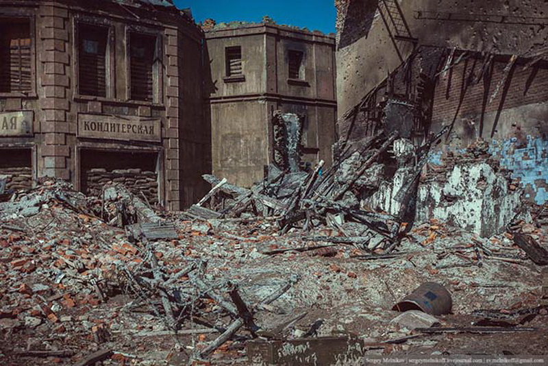 Декорации кварталов разрушенного Сталинграда - ФОТОСЕССИЯ