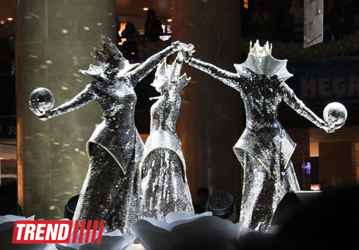 Необычное световое шоу в Баку от группы "Extravaganza" - ФОТО