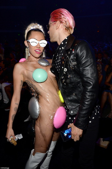 Майли Сайрус пришла на церемонию MTV абсолютно голой - ФОТО