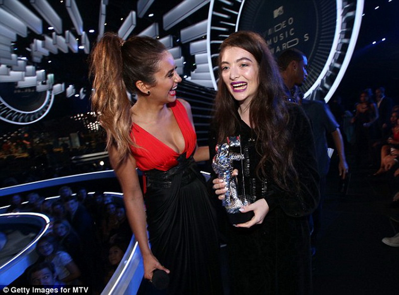 Конфузы, яркие шоу и победители церемонии MTV - ФОТО
