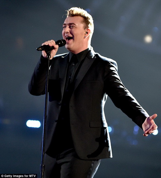 Конфузы, яркие шоу и победители церемонии MTV - ФОТО