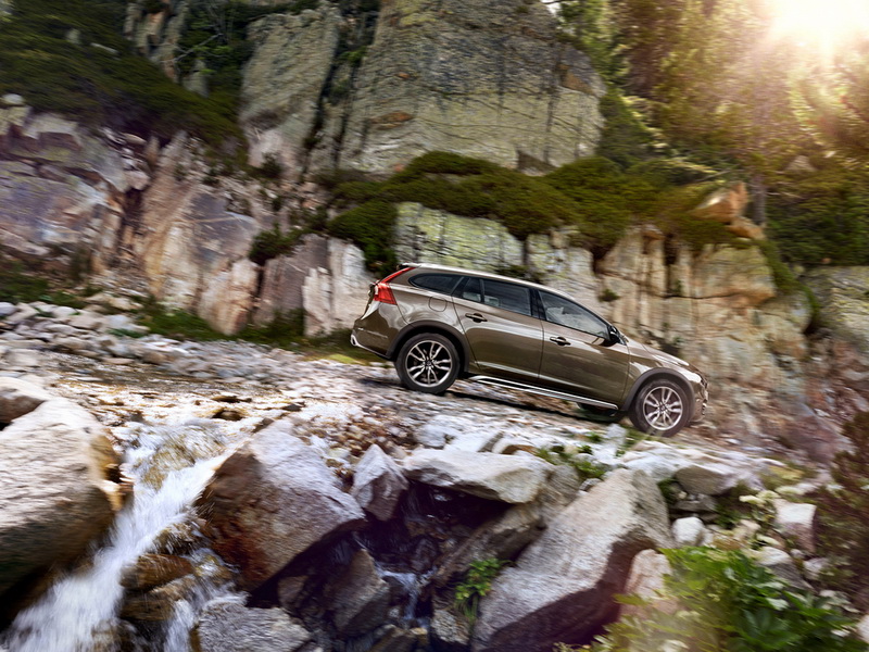 Представлен "вседорожный" Volvo V60 Cross Country - ФОТО