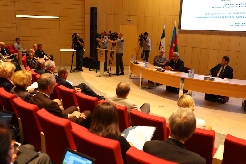 В Баку завершился 40-й Всемирный форум ректоров и деканов дипломатических академий и институтов международных отношений - ОБНОВЛЕНО - ФОТО