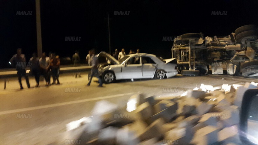 Bakı-Ələt yolunda "KamAz"la "Mercedes" toqquşdu, tıxac yarandı - FOTO