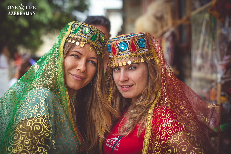 Участники "ONE LIFE" совершили увлекательный тур по Баку и Лахыджу - ФОТО