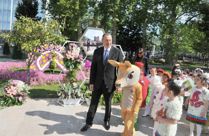 Президент Ильхам Алиев и его супруга Мехрибан Алиева приняли участие в Празднике цветов в Баку - ОБНОВЛЕНО - ФОТО - ВИДЕО