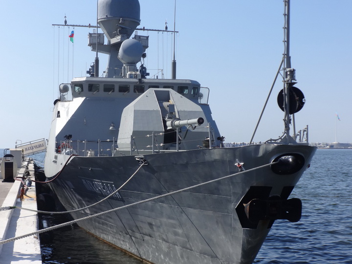 Российские военные корабли у причала Морского вокзала Баку - ФОТО
