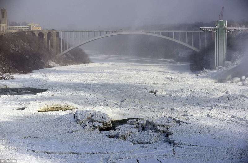 Ниагарский водопад превратился в ледяные сосульки - ФОТО