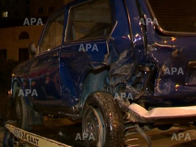 В Ясамале Hyundai налетел на стоявшие у обочины Mercedes и NİVA - ФОТО