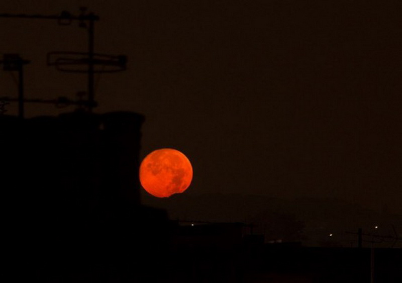 Земляне увидели самое яркое и красивое суперлуние 2014 года - ОБНОВЛЕНО - ФОТО