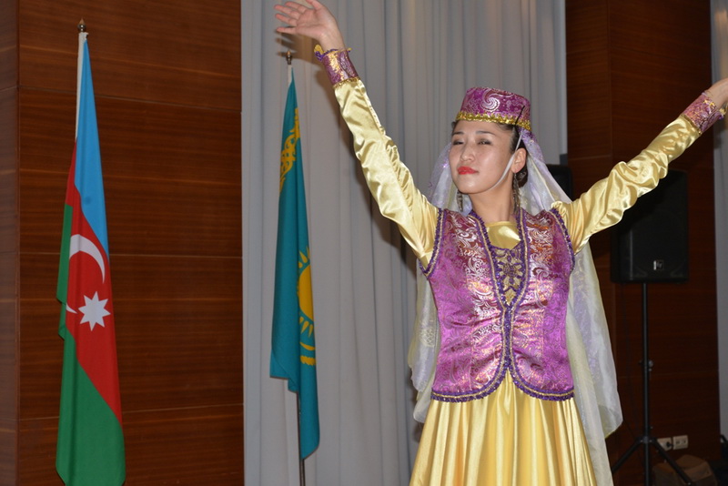 Aktauda Ulu Öndər Heydər Əliyevə həsr olunmuş şeirlər kitabı təqdim olunub – FOTO