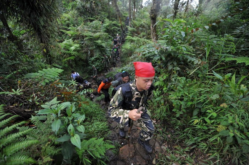 Первые кадры с места крушения российского самолета Superjet-100 - ОБНОВЛЕНО - ФОТО - ВИДЕО