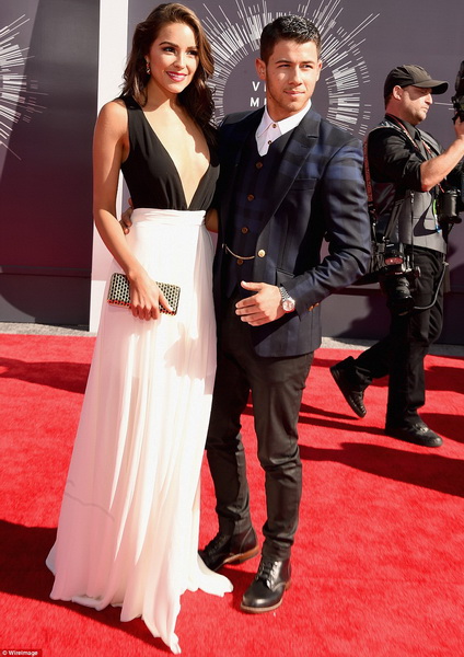 ДжейЛо, Бейонсе и все звезды на красной дорожке MTV - ФОТО