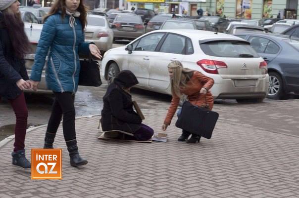 Вы все еще мечтаете об айфоне? А у нее он уже есть - ФОТО