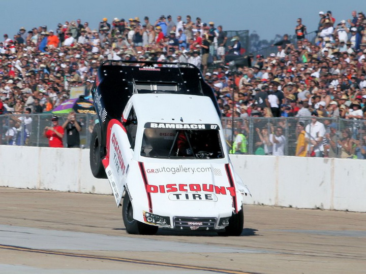 Американцы придумали гонки на прыгающих пикапах - ФОТО