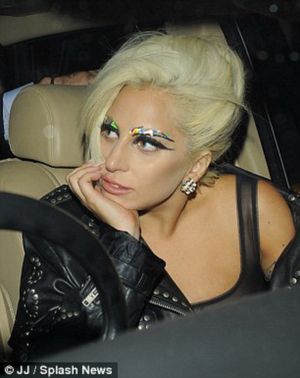 Леди Гага пришла на вечеринку в откровенном образе - ФОТО