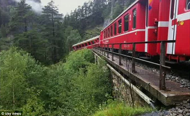 В Швейцарии с рельсов сошел пассажирский поезд - ОБНОВЛЕНО - ФОТО