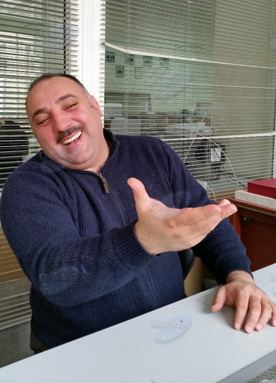 Бахрам Багирзаде в гостях у Day.Az: "Узнав, что я выиграл спор у жены, они скинулись и подарили мне мой первый смартфон" - ИНТЕРВЬЮ - ФОТО